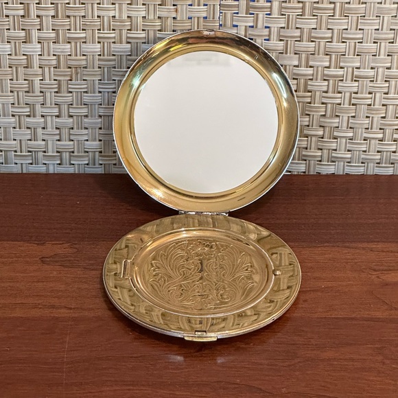 🌟HP🌟VTG 1950s Zell Fifth Avenue Silver & Gold Tone Metal Compact Heart & Floral - Picture 2 of 10